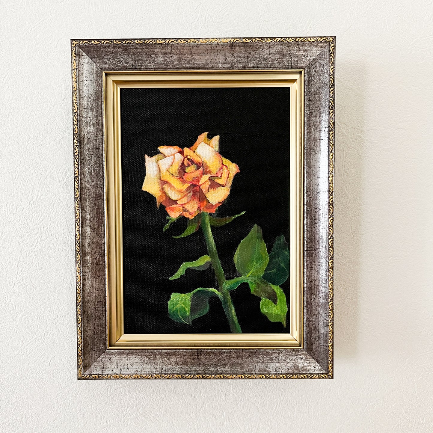 A still life painting of a fresh and beautiful orange rose, framed in a canvas-specific frame.
みずみずしく美しいオレンジ色のバラの静物画。キャンバス専用の額縁に入っています。白い壁にかけた様子。
一幅描繪鮮活美麗橘色玫瑰的靜物畫,裝入畫布專用的畫框。