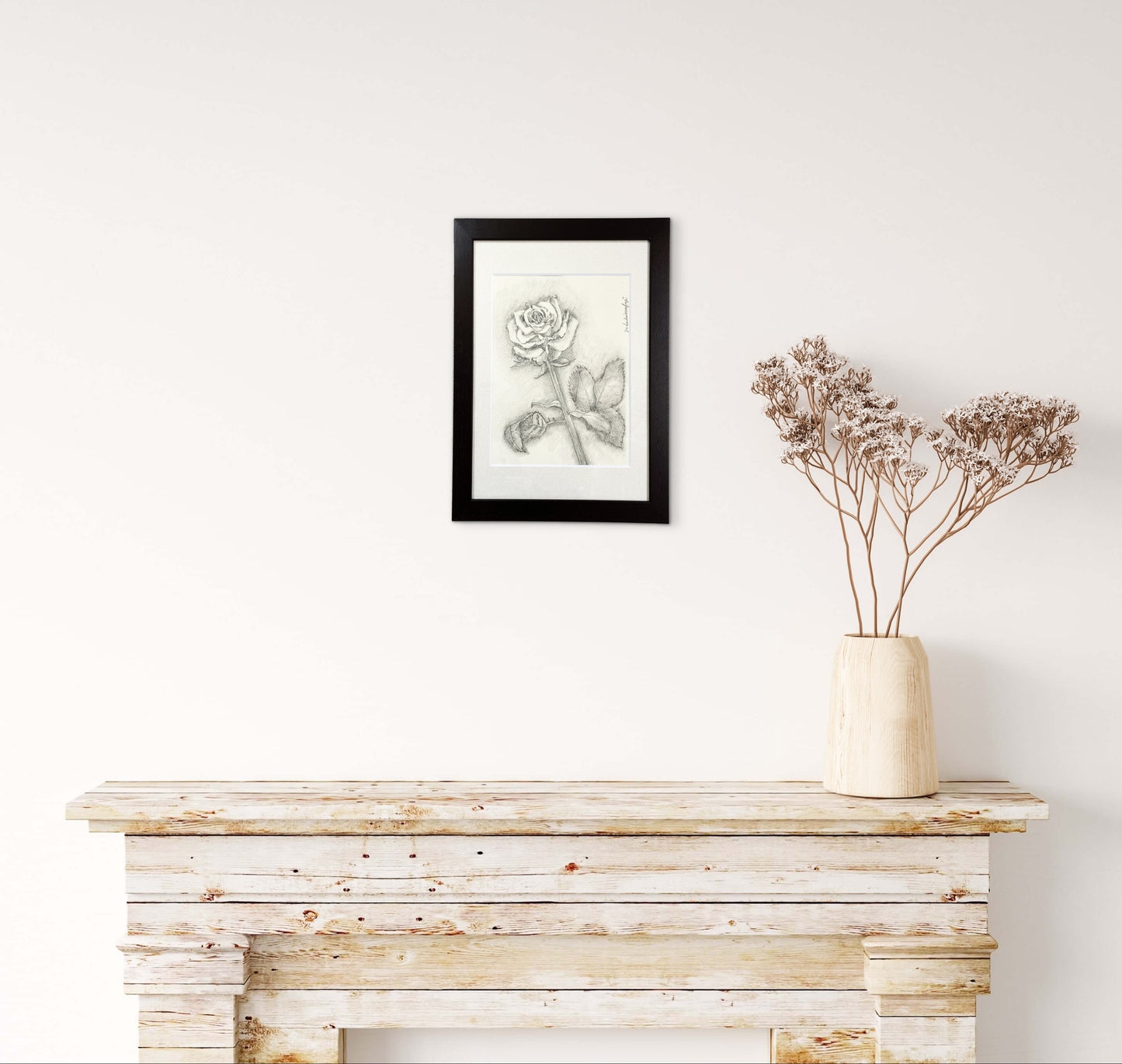 鉛筆画、F4、333×242mm、写実画、バラの花、水彩紙、濃いチャコール色の額縁入り、上品、インテリアアート、ギフト向き、壁にかけたディスプレイ例
Pencil drawing, F4, 333x242mm, realistic art, rose flower, watercolor paper, dark charcoal frame, elegant, interior art, ideal for gifts, displayed on wall