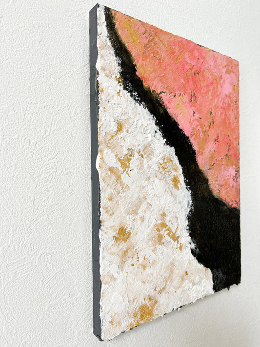 光藤有佳による「琳」の側面写真。黒く塗られた部分と、美しくはみ出したテクスチャが立体感を際立たせている。Side view of "Rin" by Yuka Mitsufuji. The black painted area and the beautifully protruding texture create a strong sense of depth.