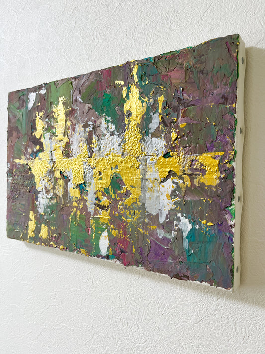 斜めから見た「森羅万象」。壁にかけた状態で厚みとテクスチャー感を強調。ゴールドの粒子が光に反応する様子。
Angled view of “Shinrabansho.” Wall-mounted display showing depth and texture. Gold particles reacting to light.