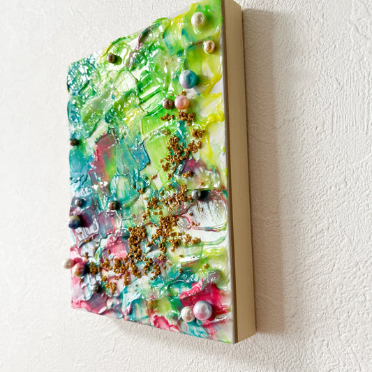 横から見ると凸凹が楽しい、光沢のあるジェルメディウムの表面に手作り砂金と輝くパールをあしらったジェリータイプのテクスチャーアート
A jelly-style texture artwork viewed from the side, featuring a playful uneven surface, smooth gel medium, handmade sparkling gold sand, and shimmering pearls