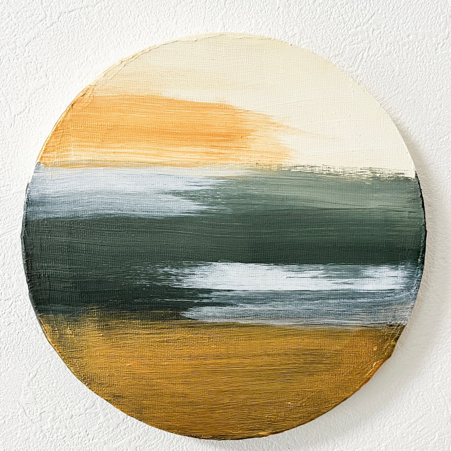 Soft-toned abstract painting by Yuka Mitsufuji（光藤有佳による「あわい」ラウンド モスグリーン)