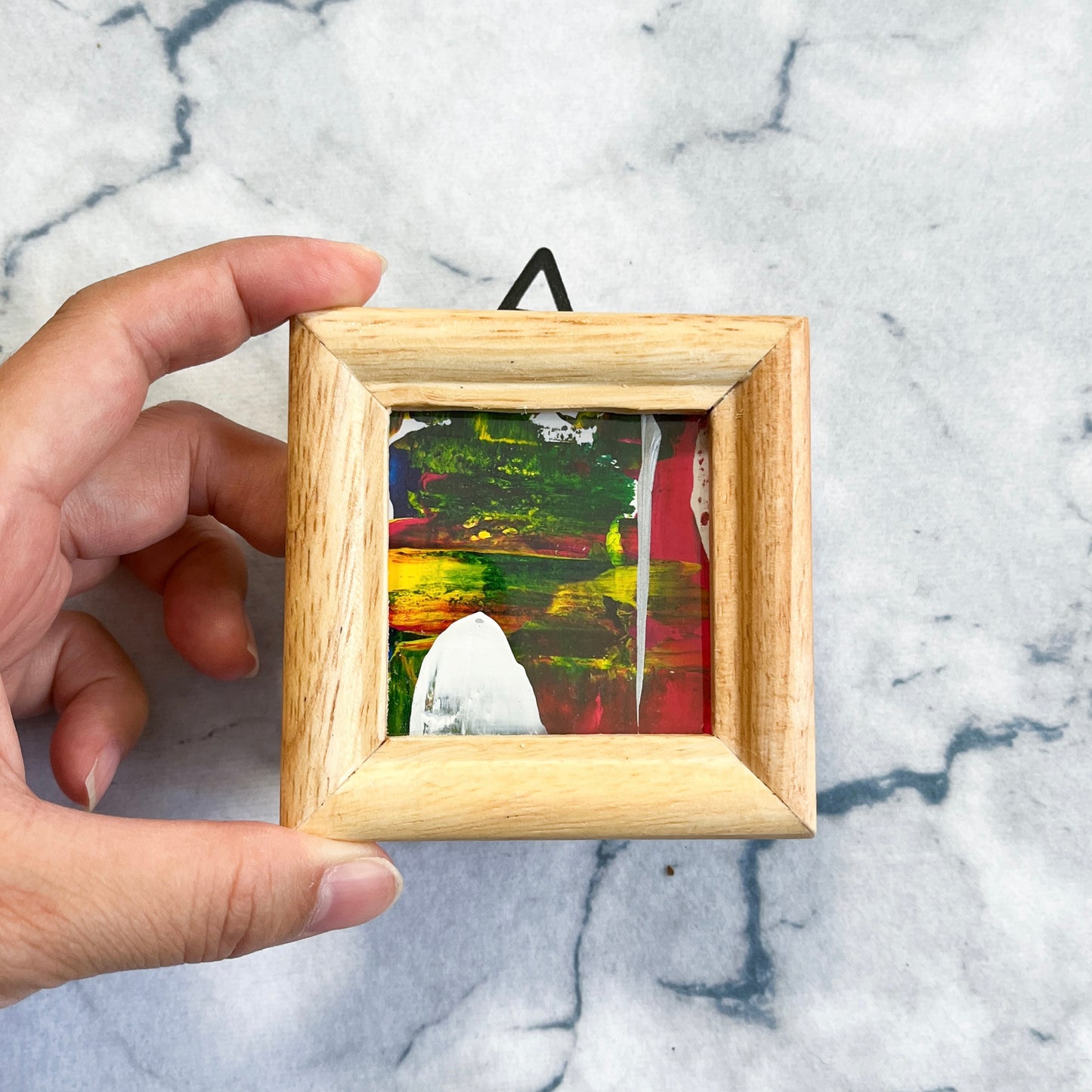 手で持つミニ抽象画 赤と緑 by Yuka Mitsufuji / Mini Abstract Painting Held in Hand by Yuka Mitsufuji Green and Red