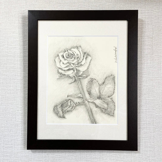 A fresh and beautiful rose captured in a delicate pencil drawing, framed and ready to display, showcasing natural vibrancy and fine details.
みずみずしく美しいバラを繊細な鉛筆画で描き、額装済みで展示可能な作品。自然な鮮やかさと細やかな描写が特徴です。
以細膩的鉛筆畫描繪出鮮活美麗的玫瑰，已裝框並可直接展示，展現自然的鮮明與細緻的細節。