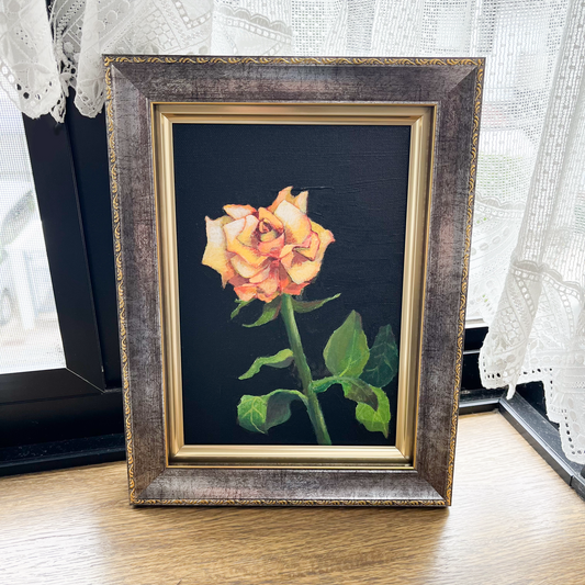 A still life painting of a fresh and beautiful orange rose, framed in a canvas-specific frame.
みずみずしく美しいオレンジ色のバラの静物画。キャンバス専用の額縁に入っています。
一幅描繪鮮活美麗橘色玫瑰的靜物畫，裝入畫布專用的畫框。