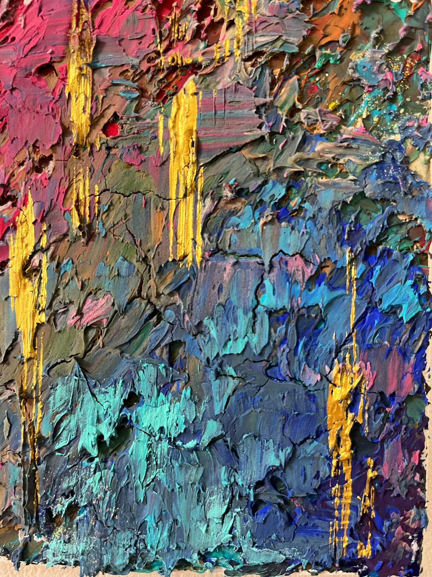 光藤有佳による《ハイライン》シリーズのテクスチャーアートをズームアップで撮影した画像。繊細な質感や複数の色が重なり合う美しいグラデーション、金の筋が際立って見える。
　Close-up of a texture artwork from the "High Line" series by Yuka Mitsufuji. The fine texture, layered colors in gradient, and elegant gold streaks are clearly visible.