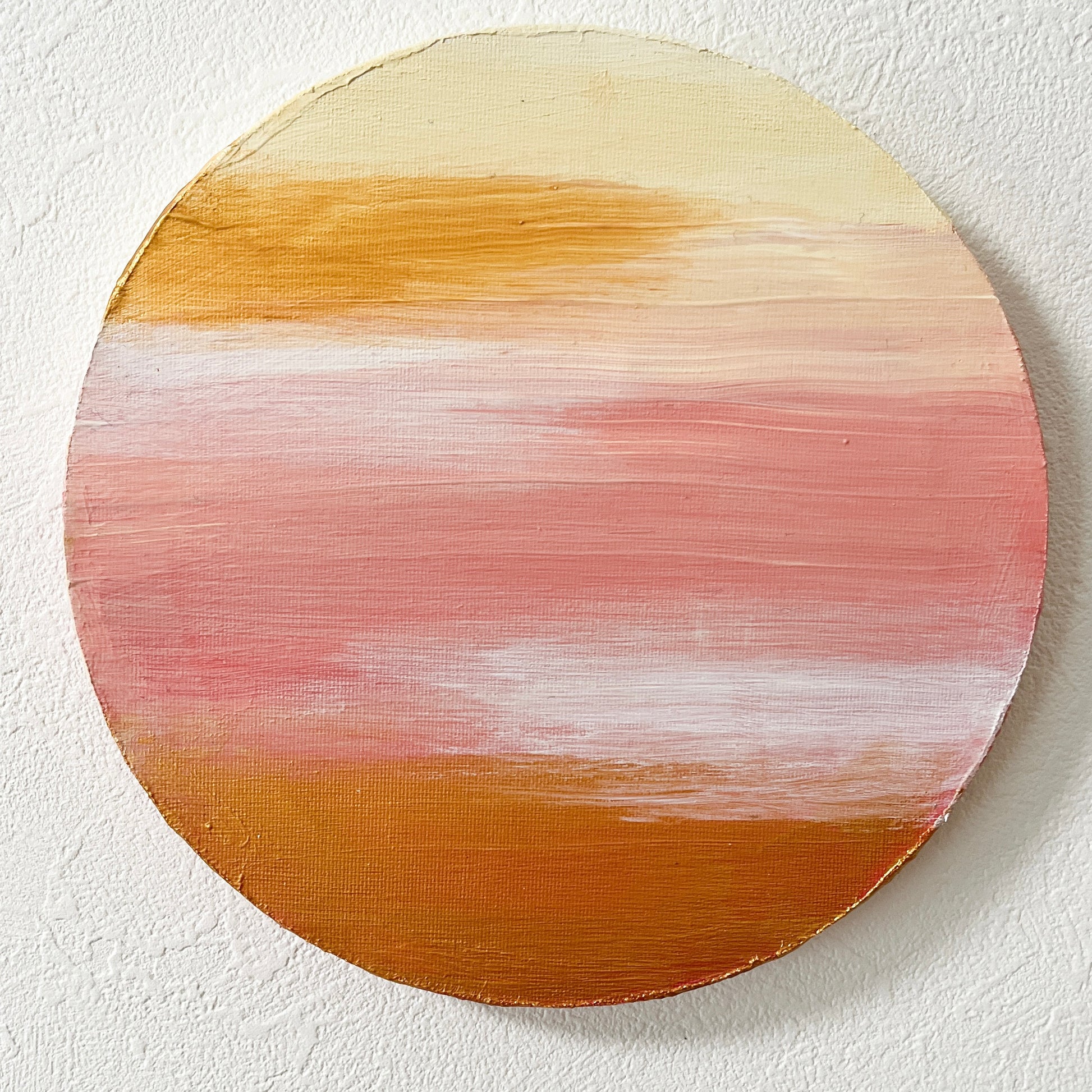 Soft-toned abstract painting by Yuka Mitsufuji（光藤有佳による「あわい」ラウンド サーモンピンク)