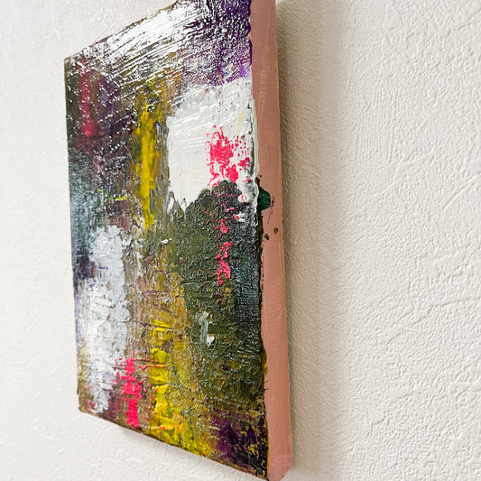 斜めから見た光藤有佳のアクリル画「奏」。黄色と紫の豊かなテクスチャーが立体的に見え、光の加減で色彩が深みを増す様子が感じられる。227×158mm。A diagonal view of Yuka Mitsufuji’s acrylic painting “Kanade.” The rich textures of yellow and purple appear more three-dimensional, with light highlighting the depth of the colors. Size: 227×158mm.