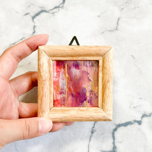 Yuka Mitsufujiの小さなフレーム付き抽象画を手で持った様子 ピンクグラデーション / A small framed abstract painting by Yuka Mitsufuji held in hand, palm-sized original artwork Pink Gradient