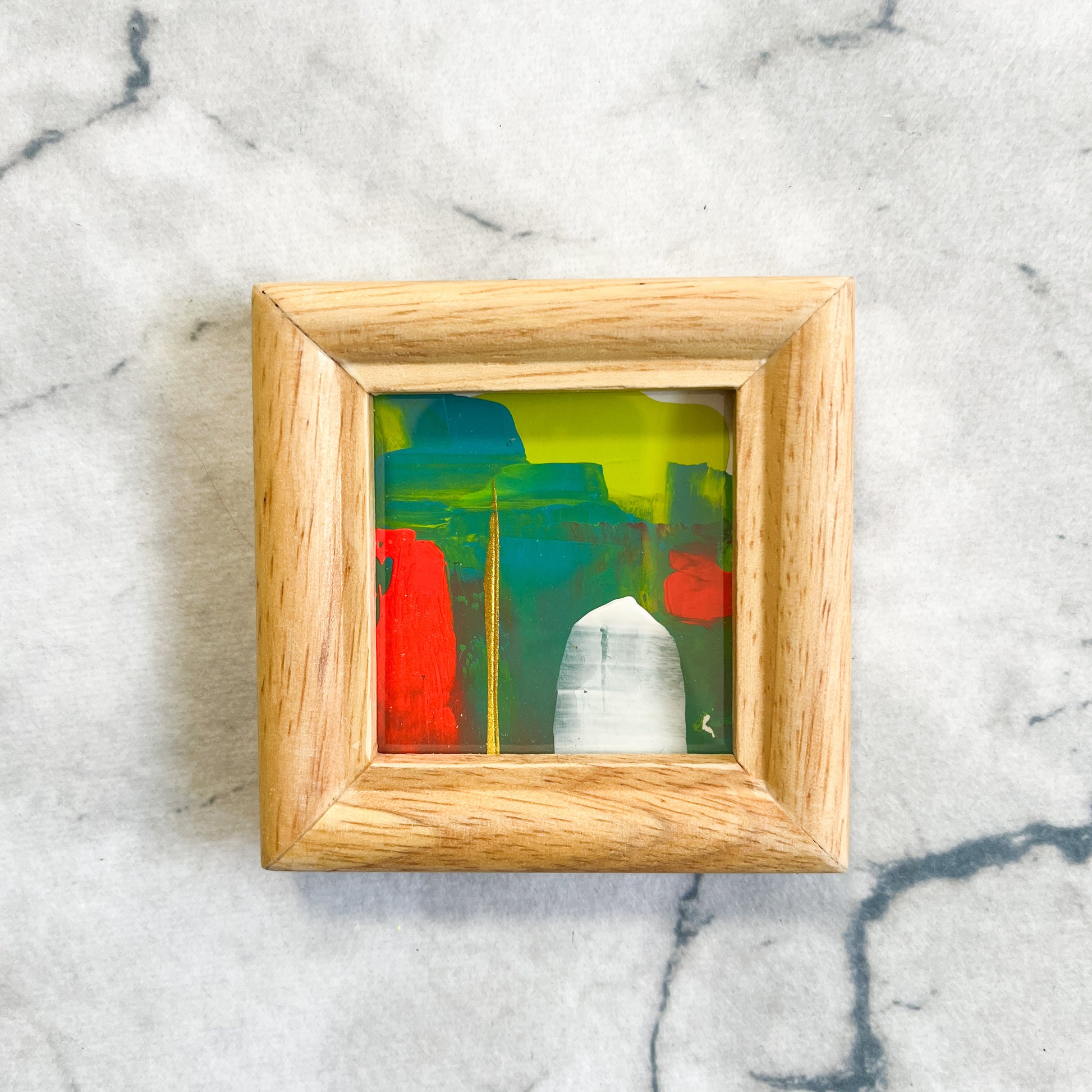 Yuka Mitsufujiによる小さなフレーム付き抽象画 / Tiny framed abstract painting by Yuka Mitsufuji, hand-painted, palm-sized original artwork Light Green and Red