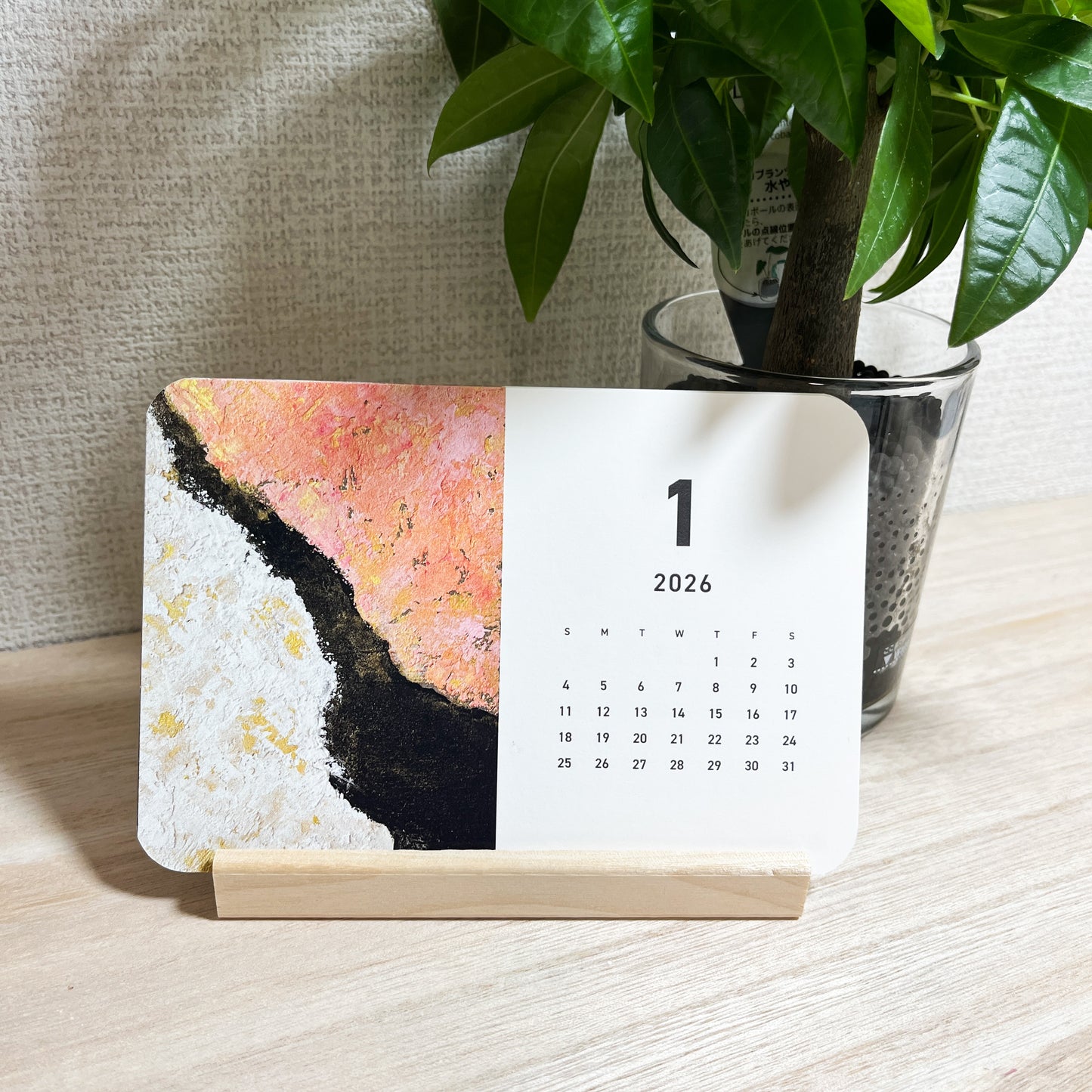 木製スタンドに立てた卓上カレンダーのアップ
Close-up of desk calendar standing on wooden stand