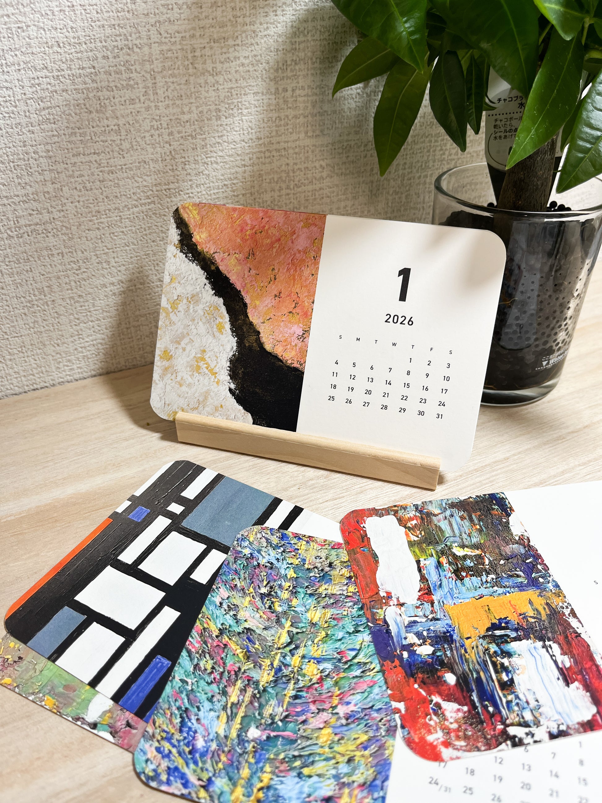 2026年フルカラー卓上カレンダー、木製スタンドとアクリルカバー付き」
2026 full-color desk calendar with wooden stand and acrylic cover