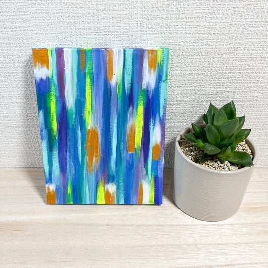 Yuka Mitsufujiによるミニキャンバスアートのディスプレイ例。観葉植物と相性がいい。 Display example of a mini canvas artwork by Yuka Mitsufuji. Complements indoor plants beautifully.
