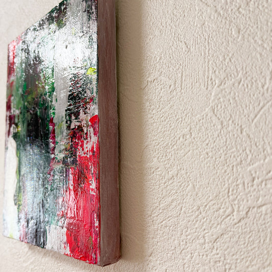 斜めから見た「動的調和01」。色彩の動きと線の流れが、作品のエネルギーを強調し、立体的なテクスチャーが視覚的な深みを加えている。サイズは227×158mm。A diagonal view of “Dynamic Harmony 01.” The movement of colors and flowing lines emphasize the energy of the piece, while the textured surfaces add visual depth. Size: 227×158mm.